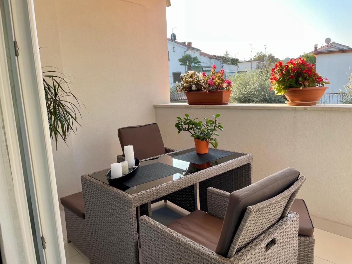 Apartments Bloom Near The Beach Porec Exterior photo